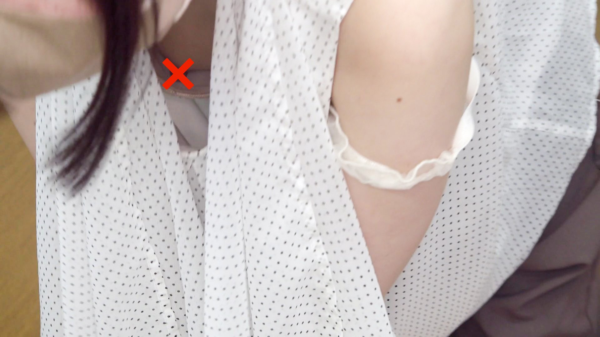 【救命講習/胸チラNo.75】ブラ紐ズレて乳首丸見え!人妻さんがノーブラで救命講習 2名収録