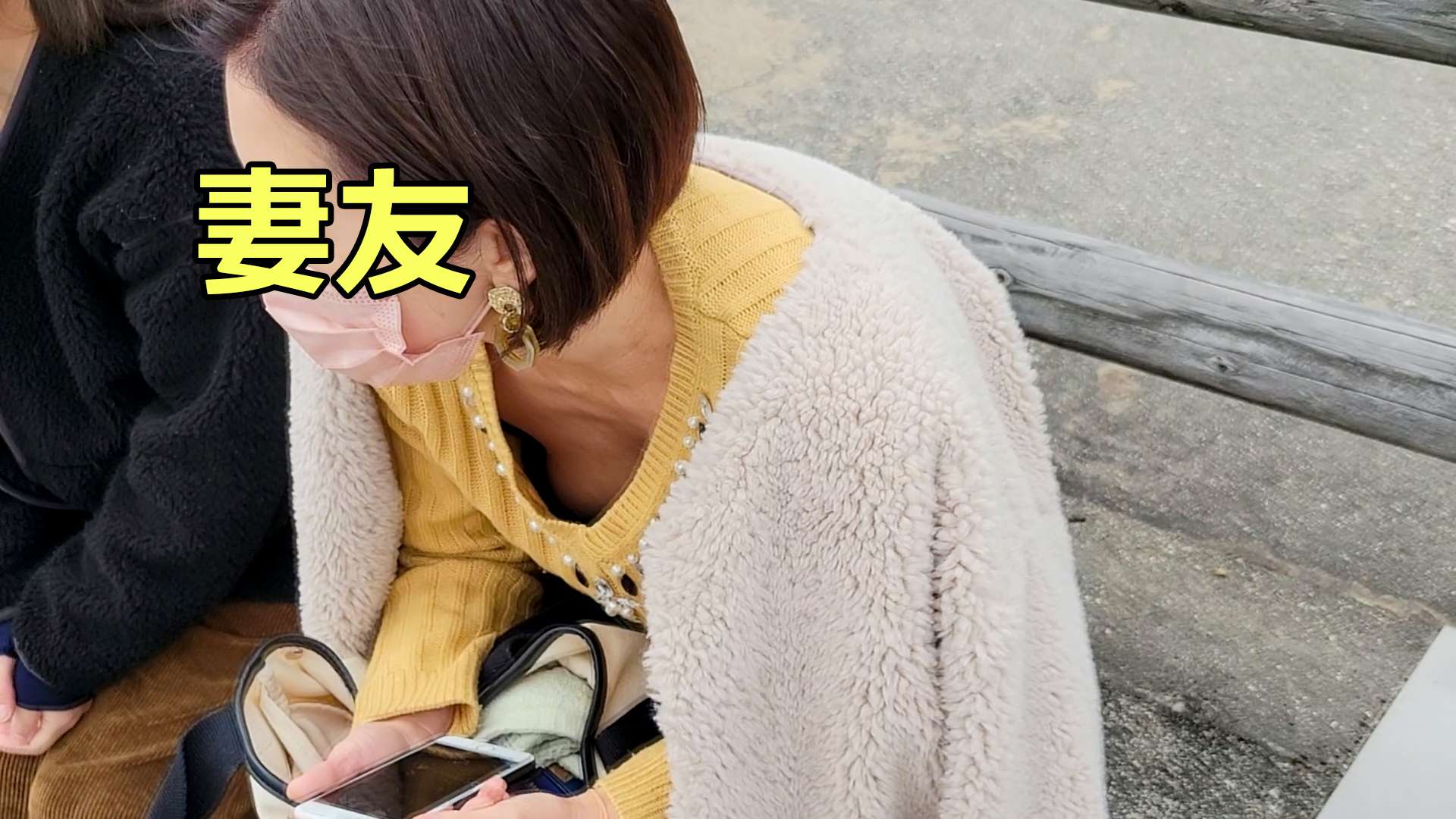 【個人撮影NTR】NO.78 旅行の時の妻友さん胸チラ・着替え/妻の欲求不満オナニー