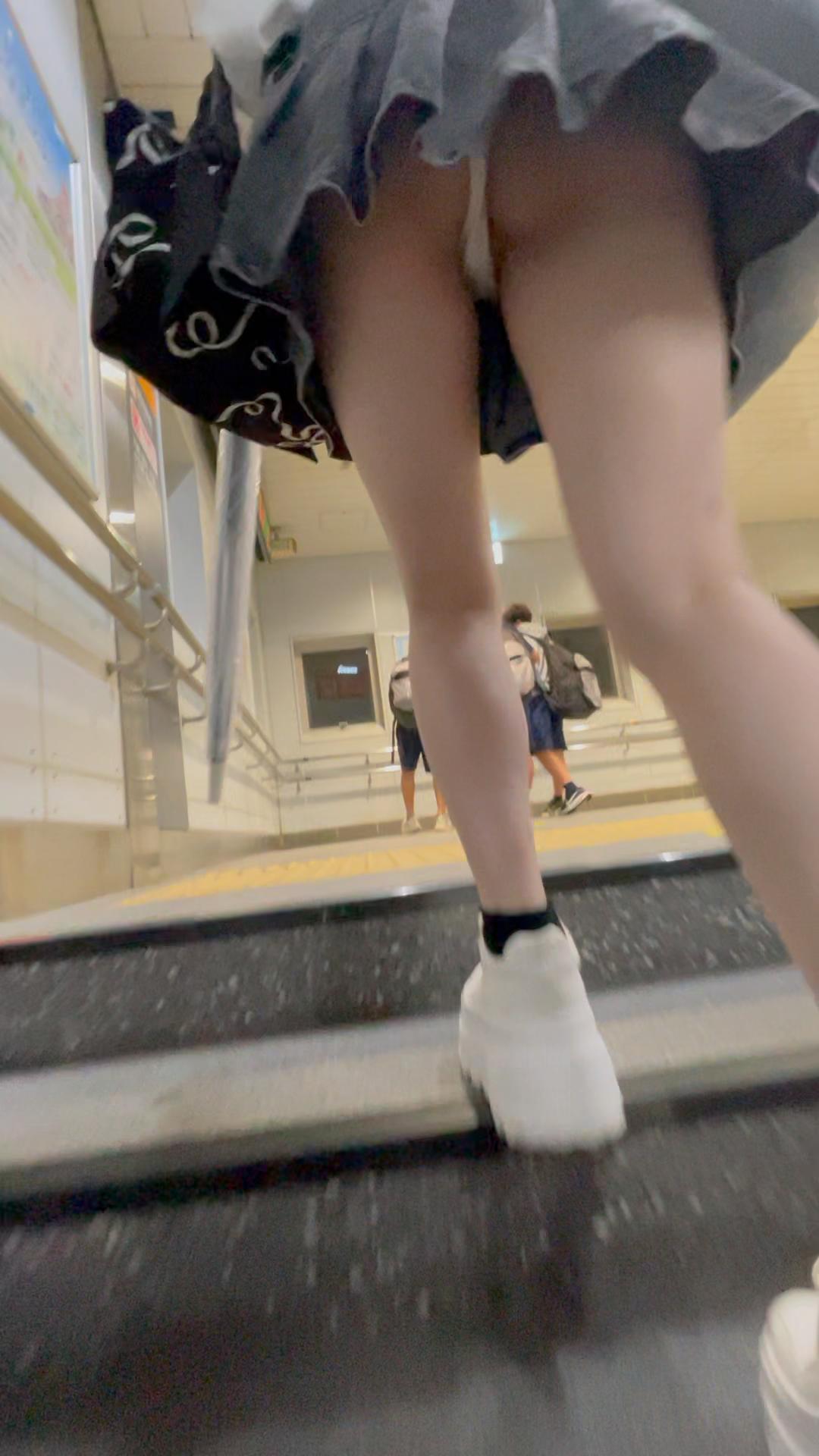 JD盗撮日記97 初登場の大当たり娘!!黒髪ボブ×ミニスカの激カワJDを電車内で32分たっぷり撮影