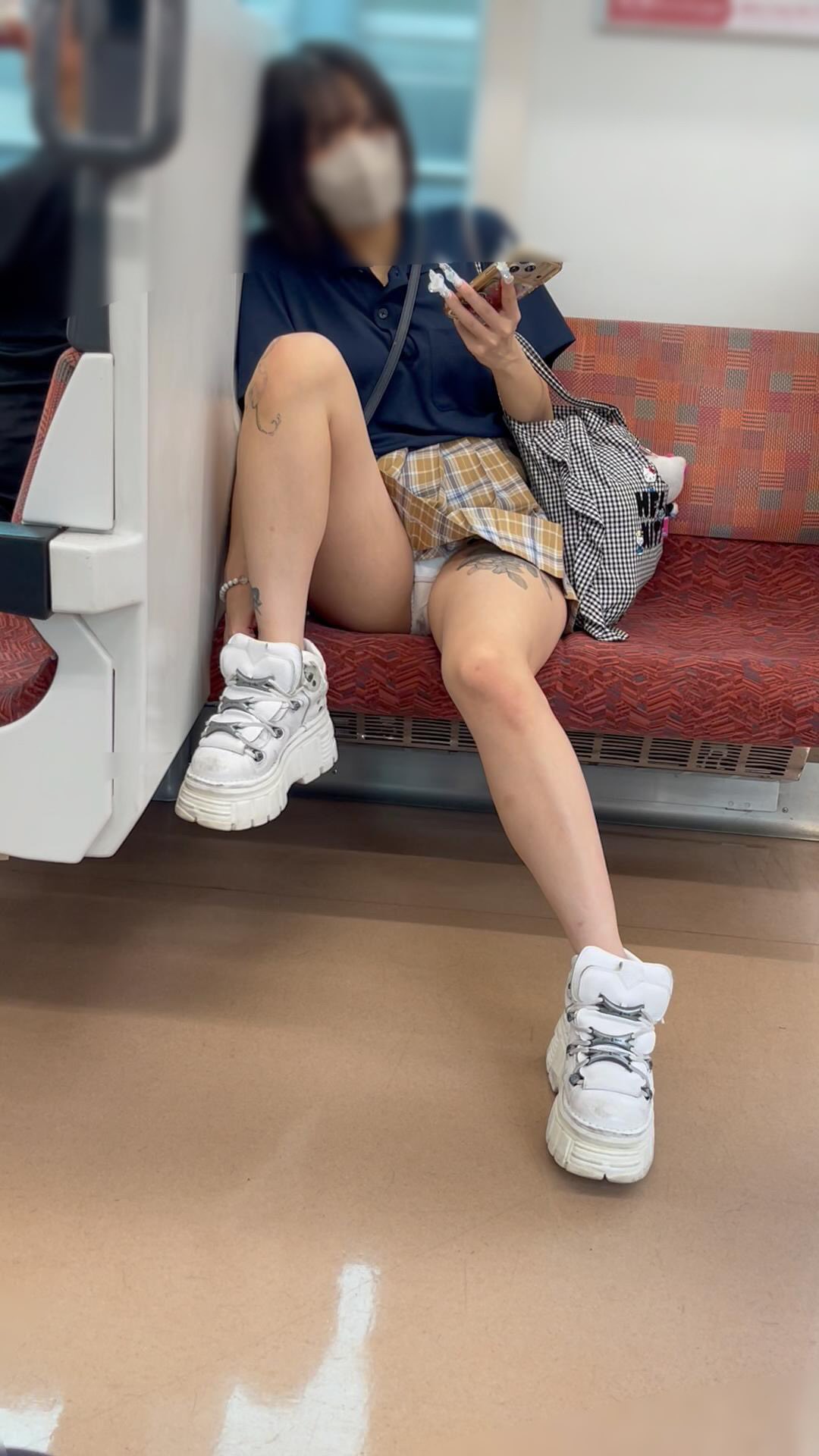 JK撮影日記247 続・ギャップが凄い!!顔は童顔で可愛いのに〇〇がめっちゃオシャレな激カワ童顔JKを電車内で盗撮 36分超撮影