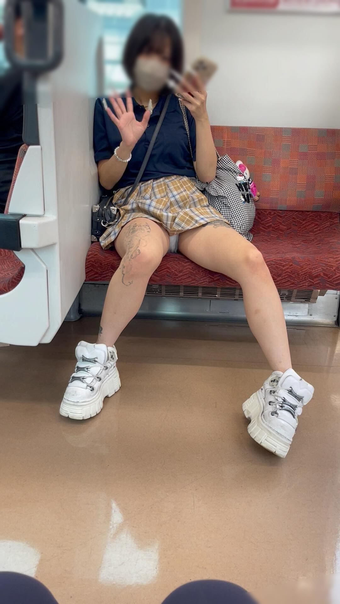 JK撮影日記247 続・ギャップが凄い!!顔は童顔で可愛いのに〇〇がめっちゃオシャレな激カワ童顔JKを電車内で盗撮 36分超撮影
