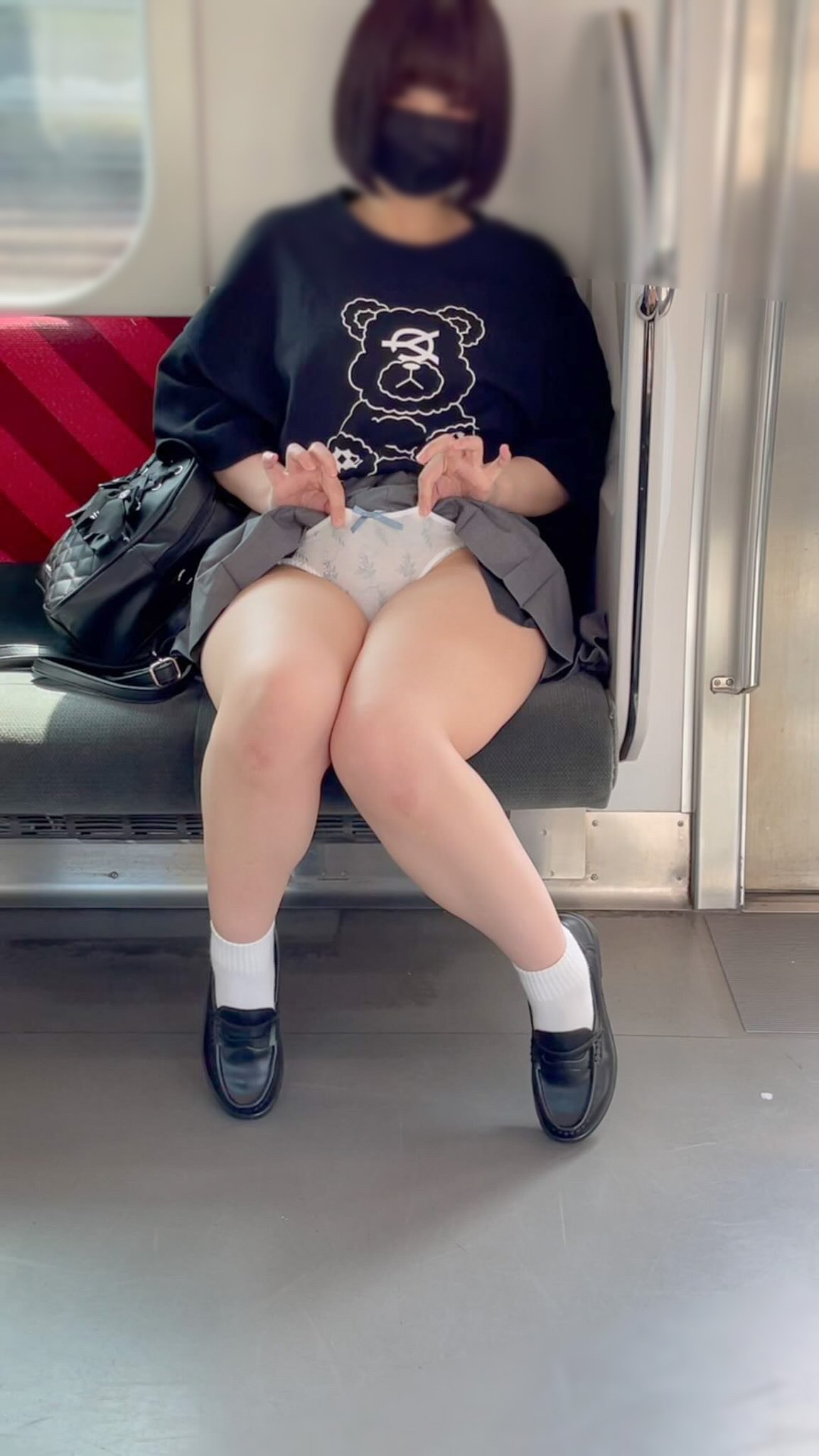 JK盗撮日記189　初めての電車での撮影！！元祖あ○ちゃん風激カワ童顔JKを電車内とトイレ内で盗撮【※完全主観34分超撮影】