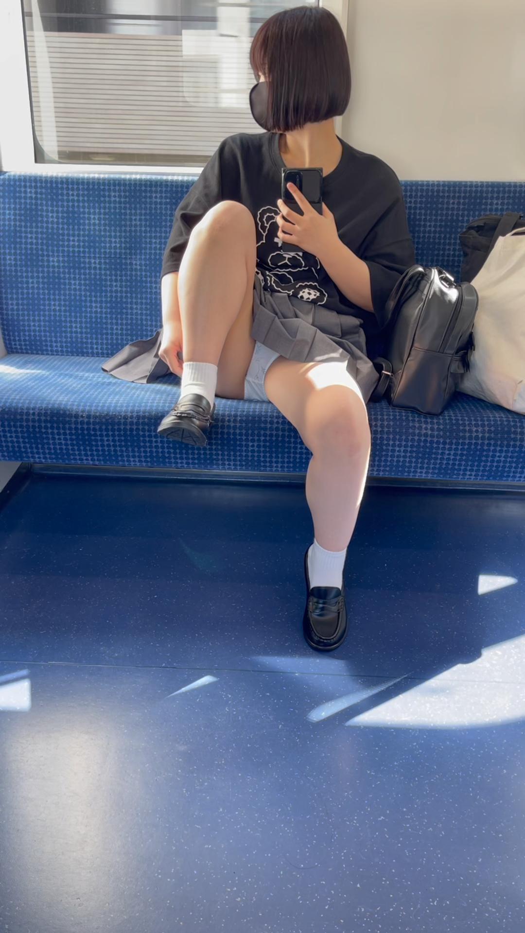 JK盗撮日記189　初めての電車での撮影！！元祖あ○ちゃん風激カワ童顔JKを電車内とトイレ内で盗撮【※完全主観34分超撮影】
