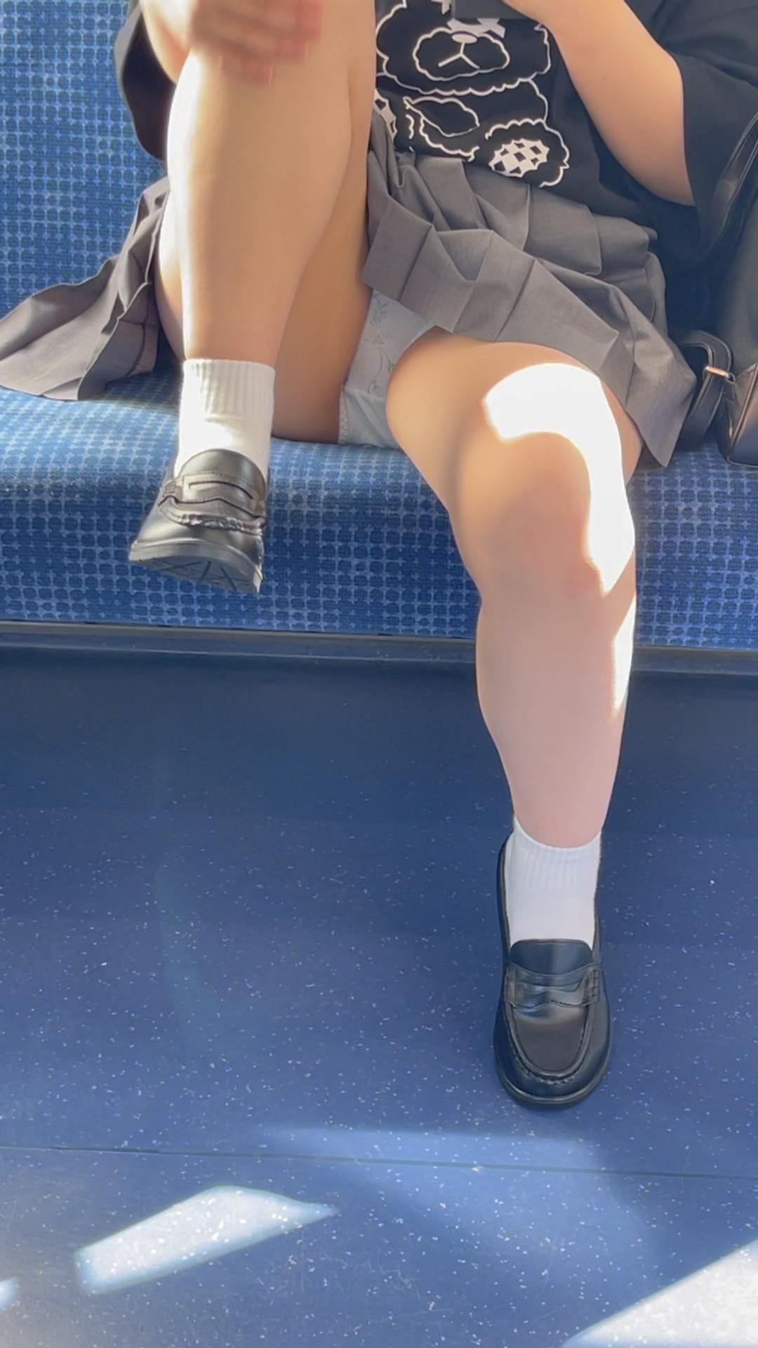 JK盗撮日記189　初めての電車での撮影！！元祖あ○ちゃん風激カワ童顔JKを電車内とトイレ内で盗撮【※完全主観34分超撮影】