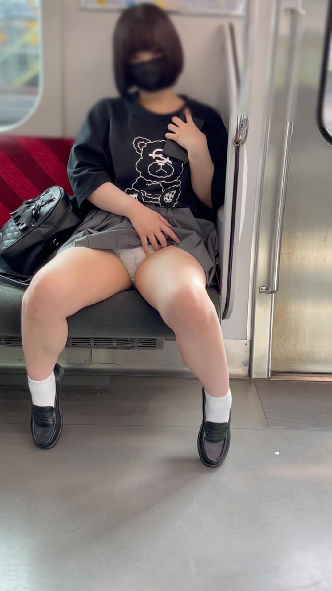 JK盗撮日記189　初めての電車での撮影！！元祖あ○ちゃん風激カワ童顔JKを電車内とトイレ内で盗撮【※完全主観34分超撮影】