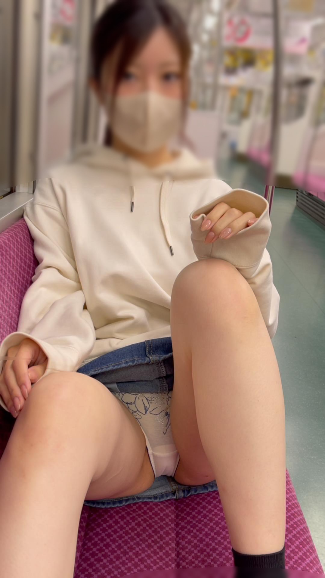 JD盗撮日記57 今回は秋らしい格好で登場!!ミニスカデニム激カワパーカーJDを電車内とトイレ内で盗撮【※完全主観23分超撮影】