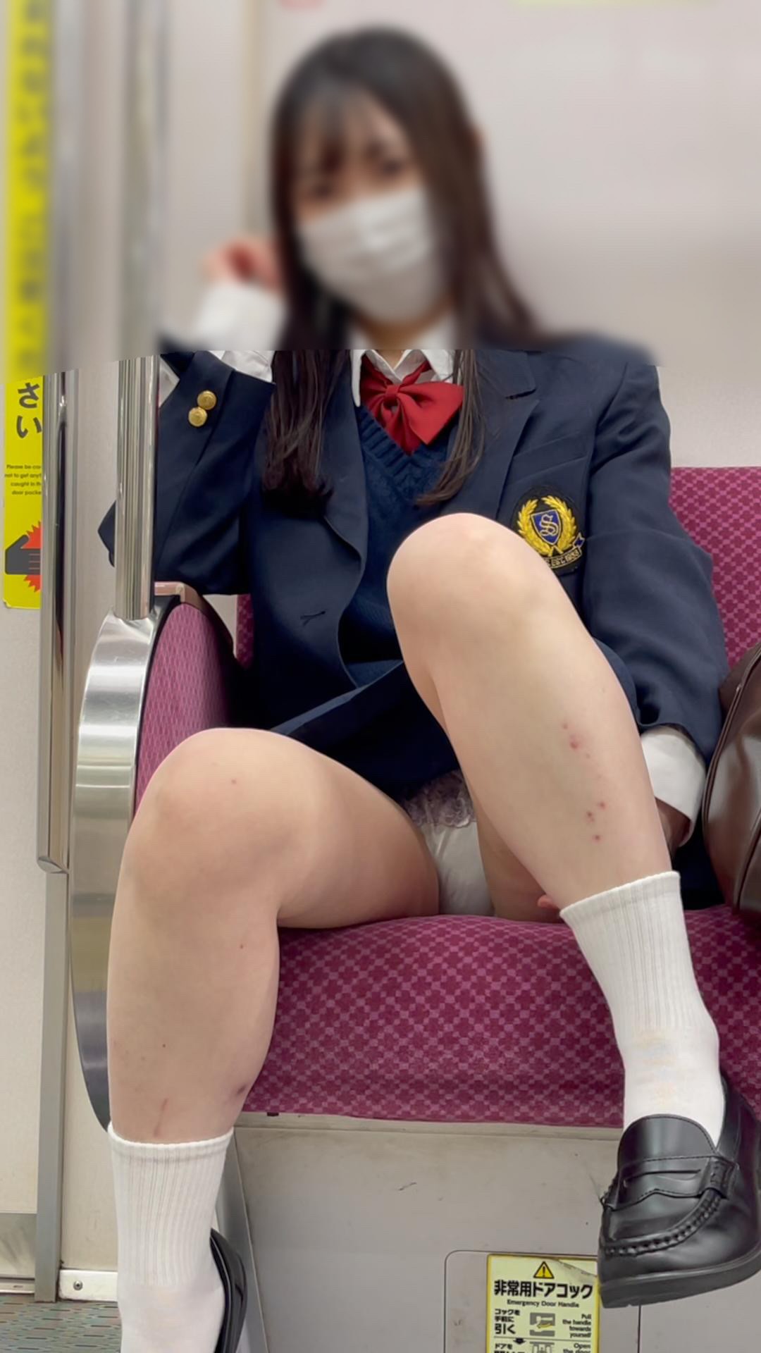 JK盗撮日記230  新年一発目はこの娘！超オススメ！！続・2026年一可愛い！！乃○坂級超透明美肌JKを電車内で盗撮