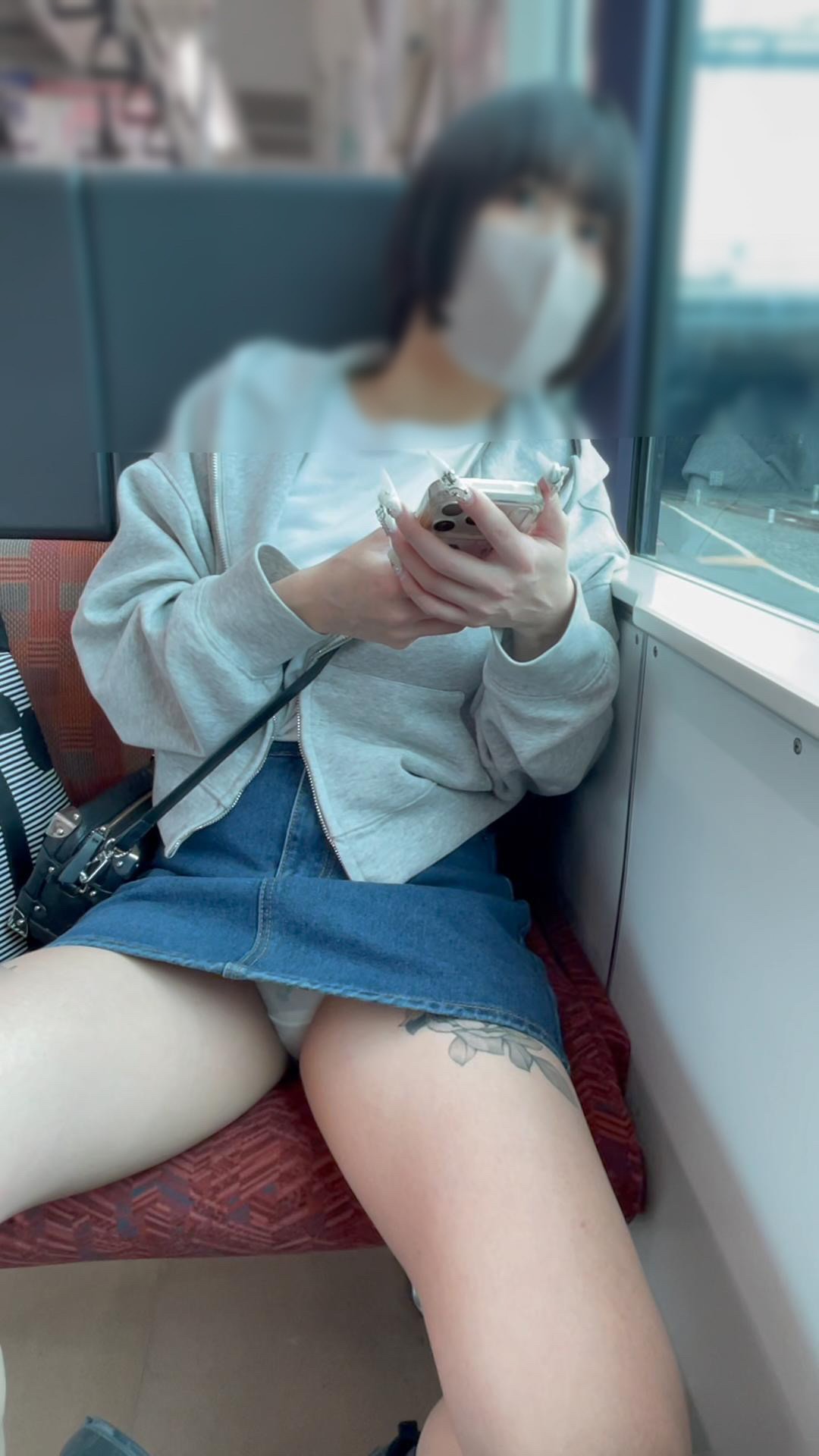 JD盗撮日記85 初登場!!ギャップが凄い!!顔は童顔で可愛いのに刺青がビッチリの激カワ童顔JDを電車内で盗撮【完全主観30分超