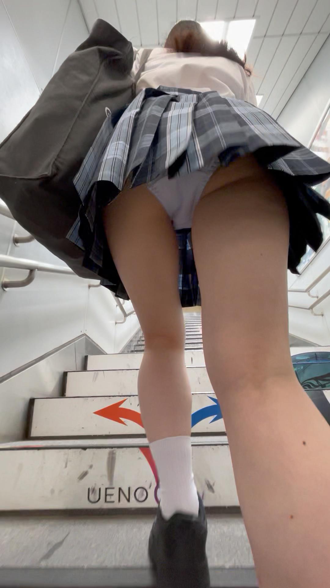 JK盗撮日記241 今回は、制服で登場!!まさに部活の姫!!白の美肌が激カワな童顔無敵の激カワJKを電車内で盗撮【※25分超撮