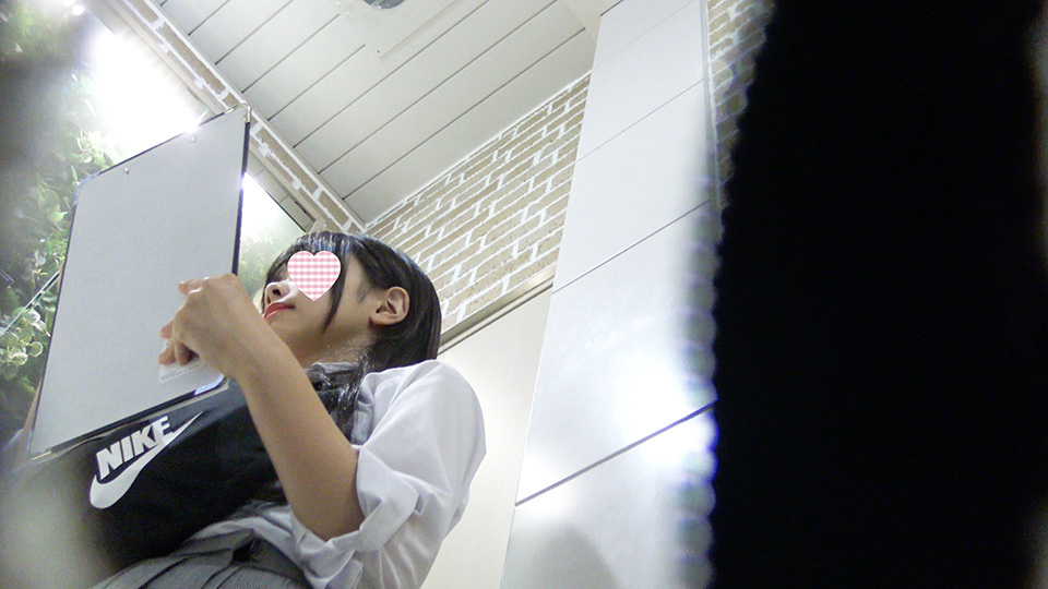 駅構内で見つけたJKにアンケートさせながらパンチラを狙う