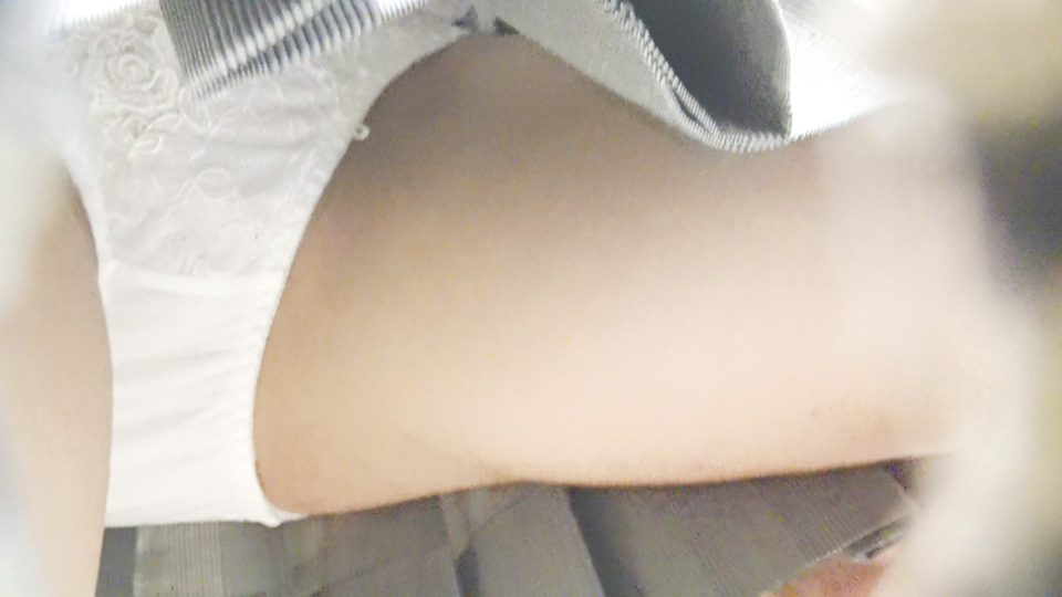 駅構内で見つけたJKにアンケートさせながらパンチラを狙う