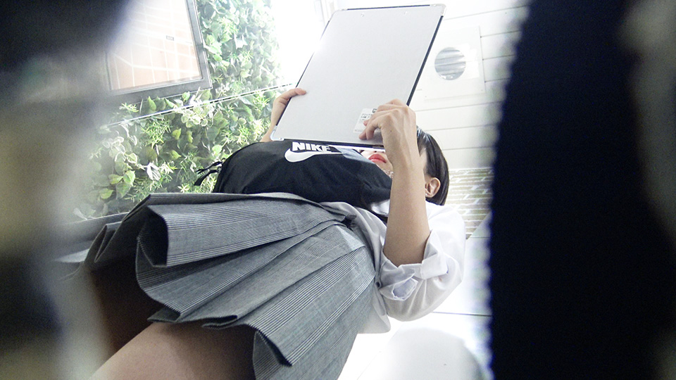 駅構内で見つけたJKにアンケートさせながらパンチラを狙う