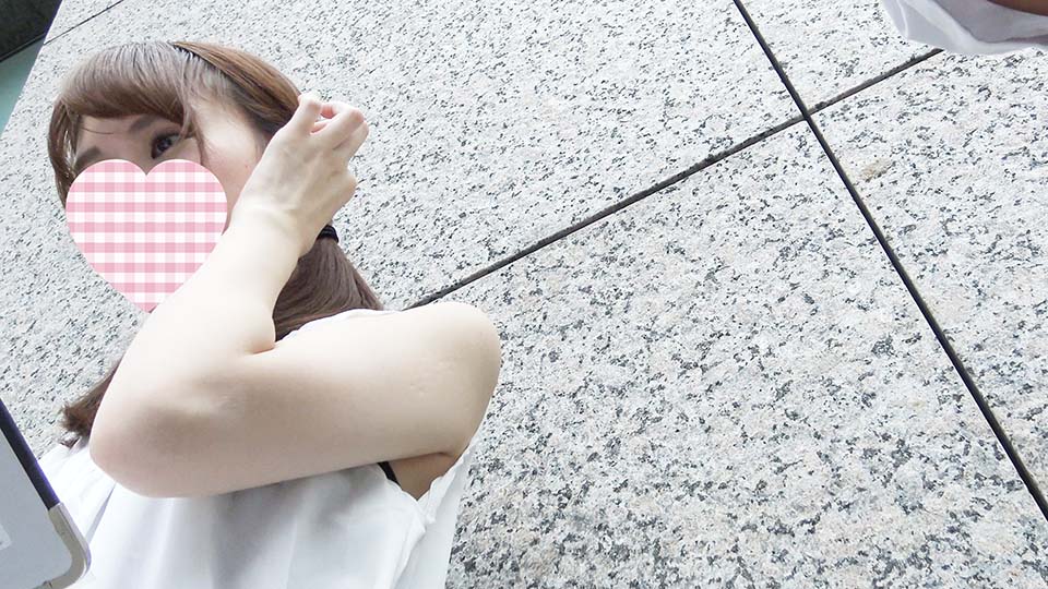 路上でアンケート調査をお願いした可愛い娘に立ったまま股割りしてもらったら壮大な白パンツが見えた