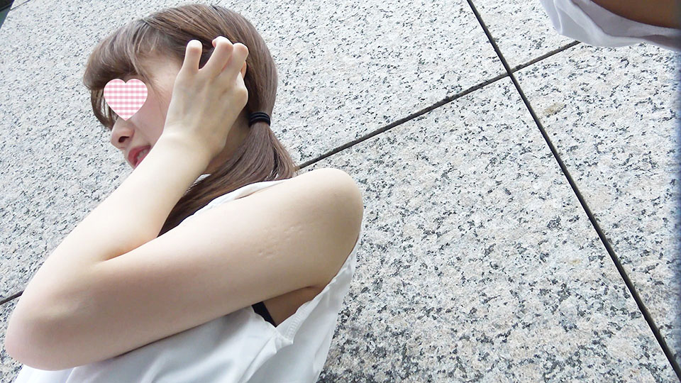 路上でアンケート調査をお願いした可愛い娘に立ったまま股割りしてもらったら壮大な白パンツが見えた