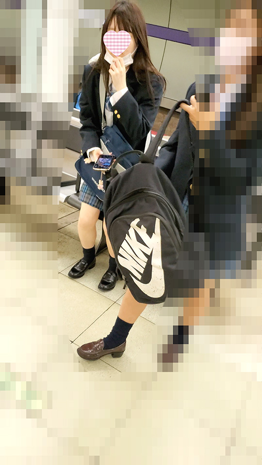 おとなしそうな優等生っぽい青ちぇちゃんを逆さ撮り