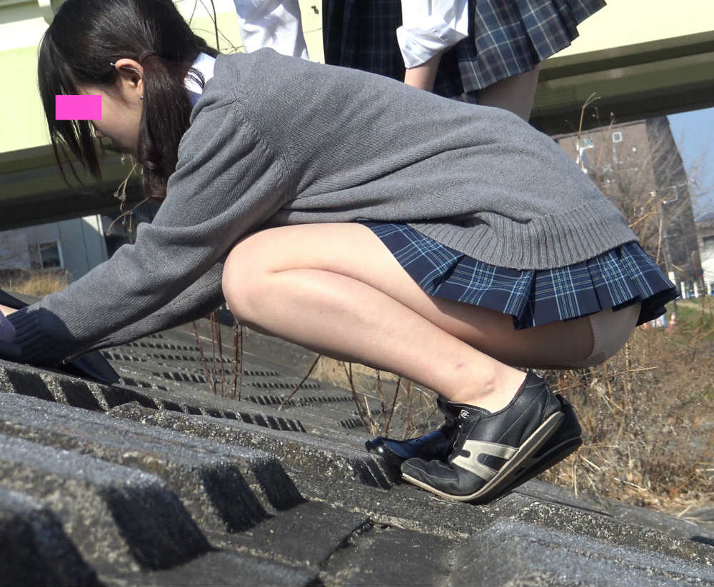 土手で遊んでいたJKを遠くから撮ってみました