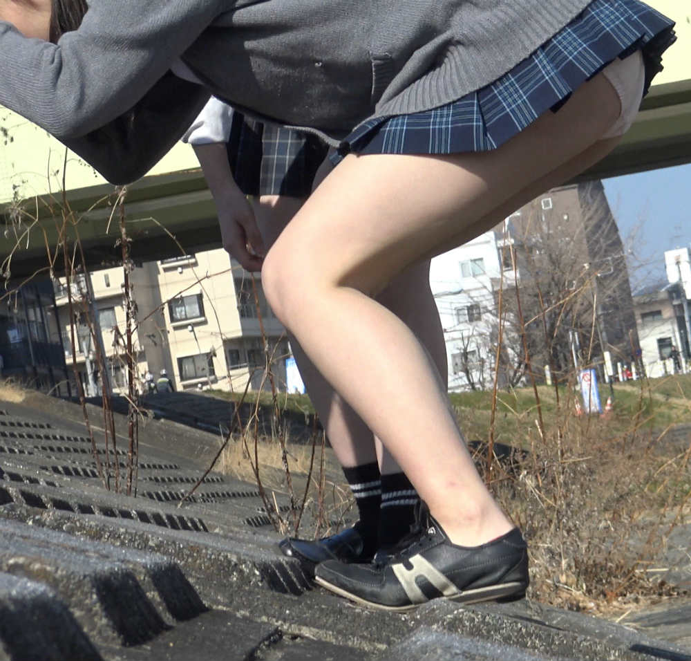 土手で遊んでいたJKを遠くから撮ってみました