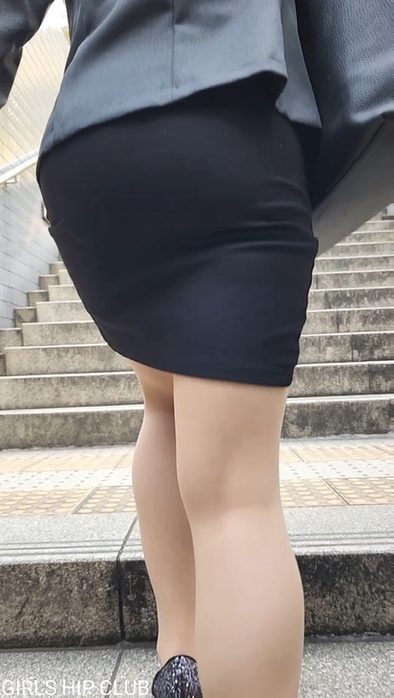 【タイトスカート】デカ尻ミニスカOLの階段とエスカ