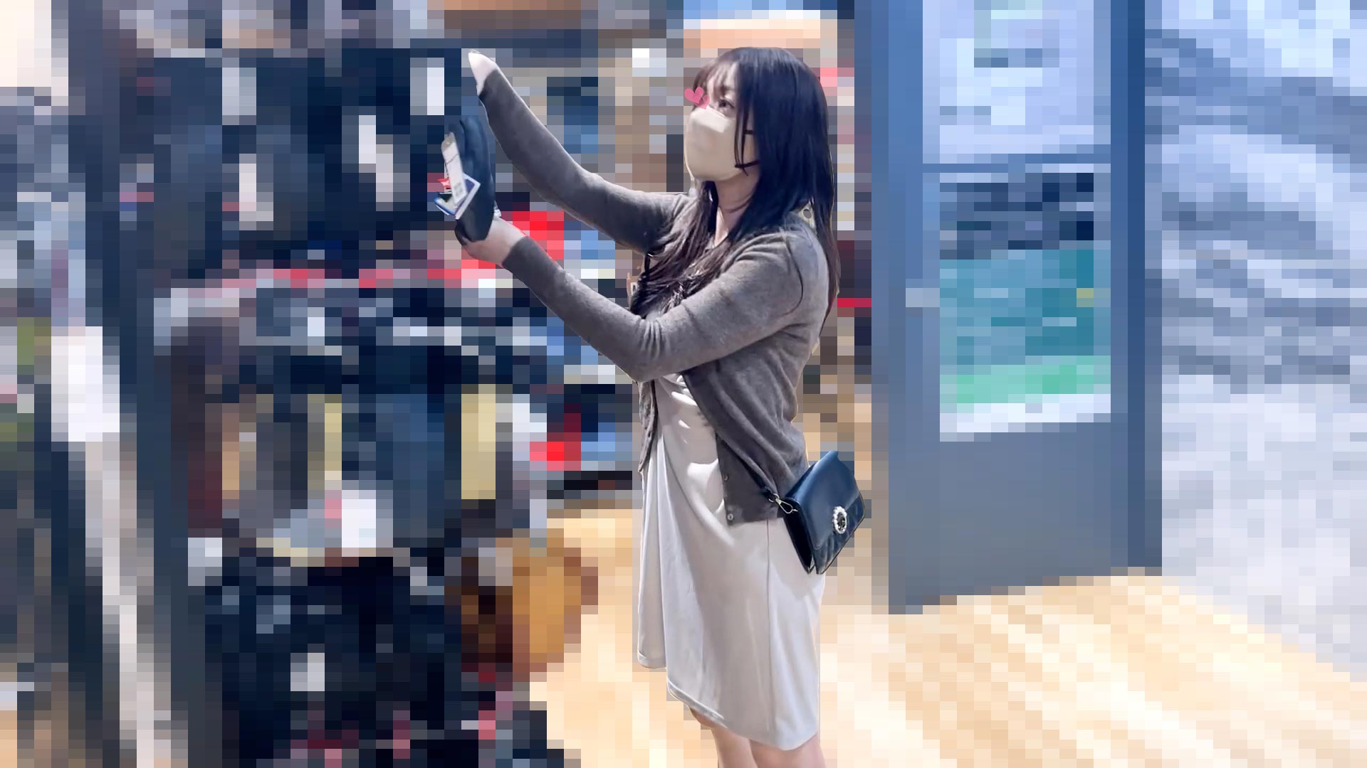 店内アクメ。ノーパンでオナニーを逆さ撮り。M字でくぱぁする美女の顔面騎乗位ローアングル♡【素人/ノーブラ】