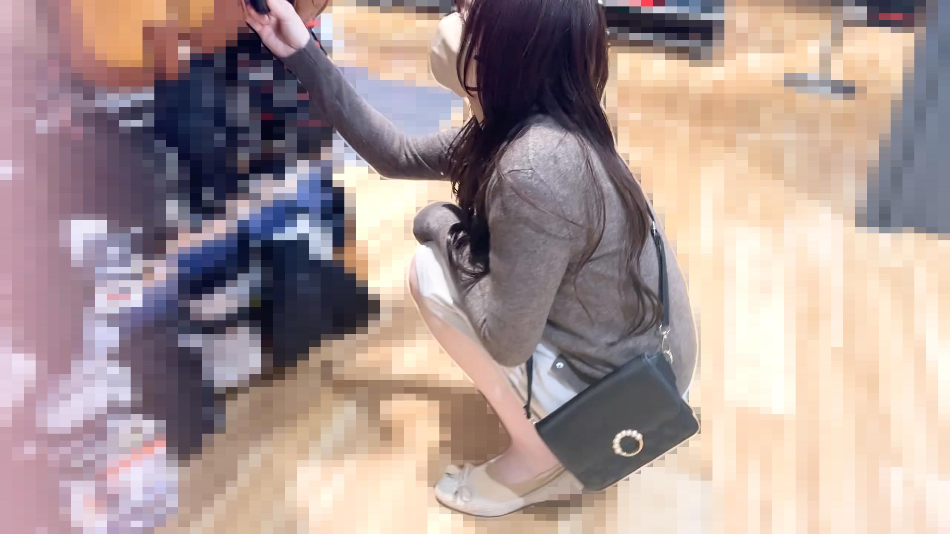 店内アクメ。ノーパンでオナニーを逆さ撮り。M字でくぱぁする美女の顔面騎乗位ローアングル♡【素人/ノーブラ】