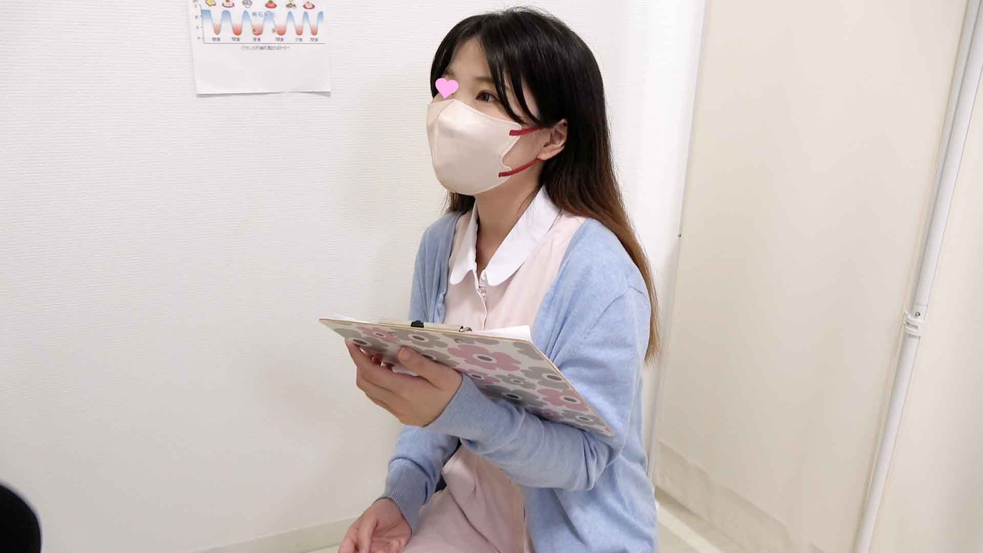 美人清楚ナースがノーブラノーパン治療♡大胆開脚でパイパンおまんこ丸見え♡【ローアングル/美乳】