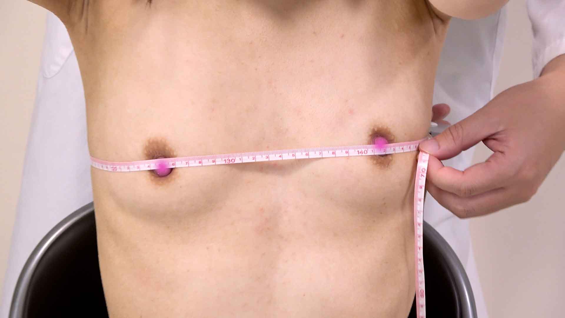 Eカップ希望のスレンダー美女の胸をいきなり揉みしだき!検査でお触り放題、美乳の勃起乳首は超絶敏感!【オイルマッサージ】