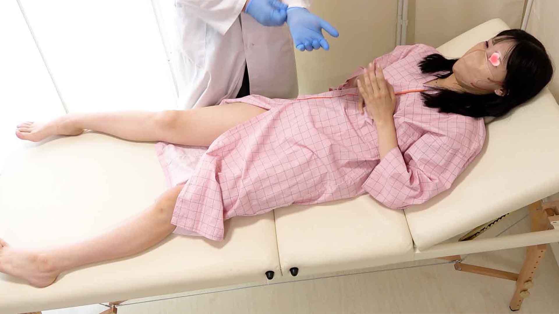 黒髪美女のおまんこに電マせめ!/乳首触りながらの肛門検診