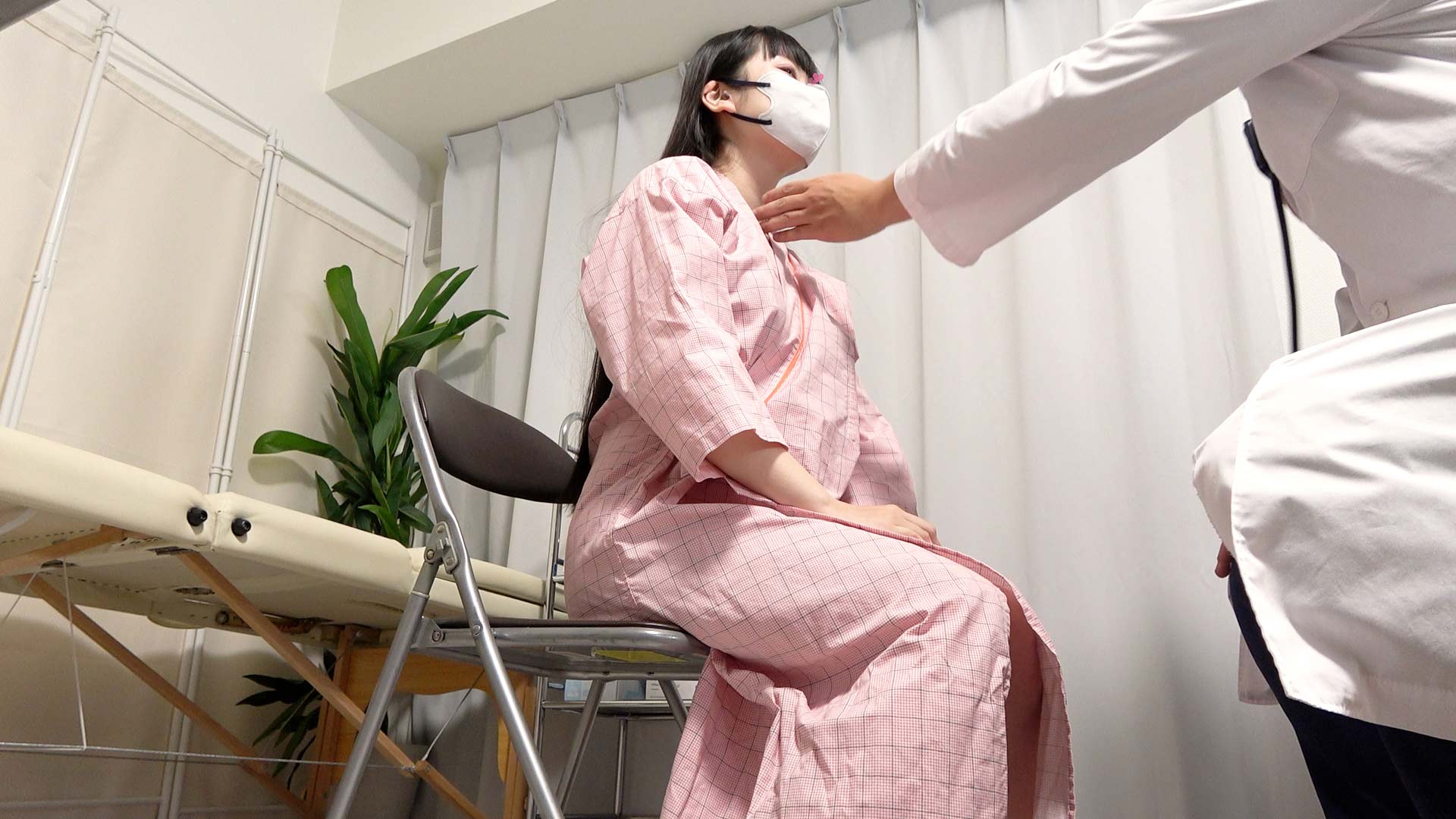 Eカップと言い張るFカップ黒髪ロング美女。胸揉み検診で前髪パッツン姫カットの目の奥には不安が…x