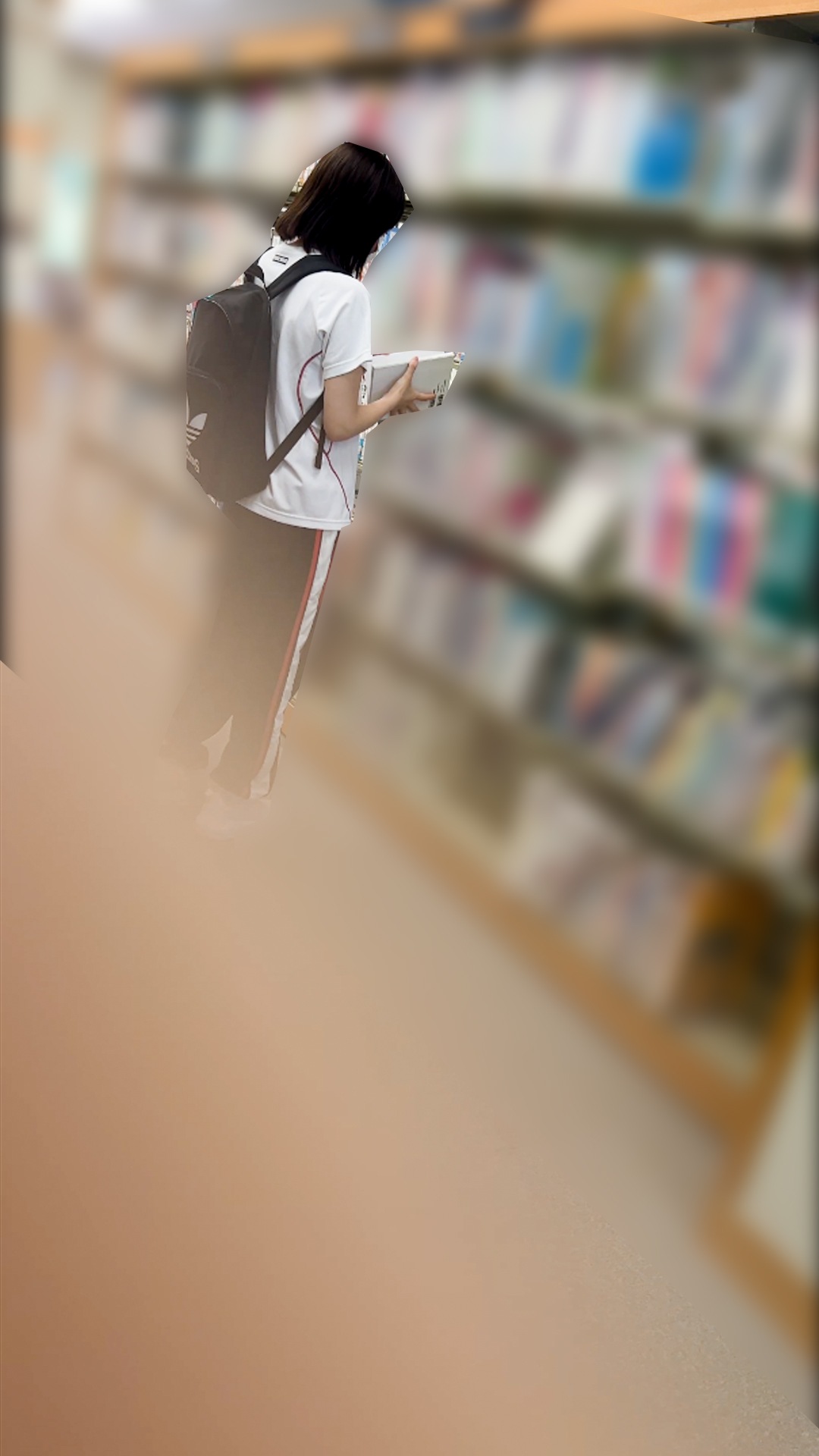 医科大優等生の美乳おっぱいを図書館で直揉み!【おっぱいお触り】