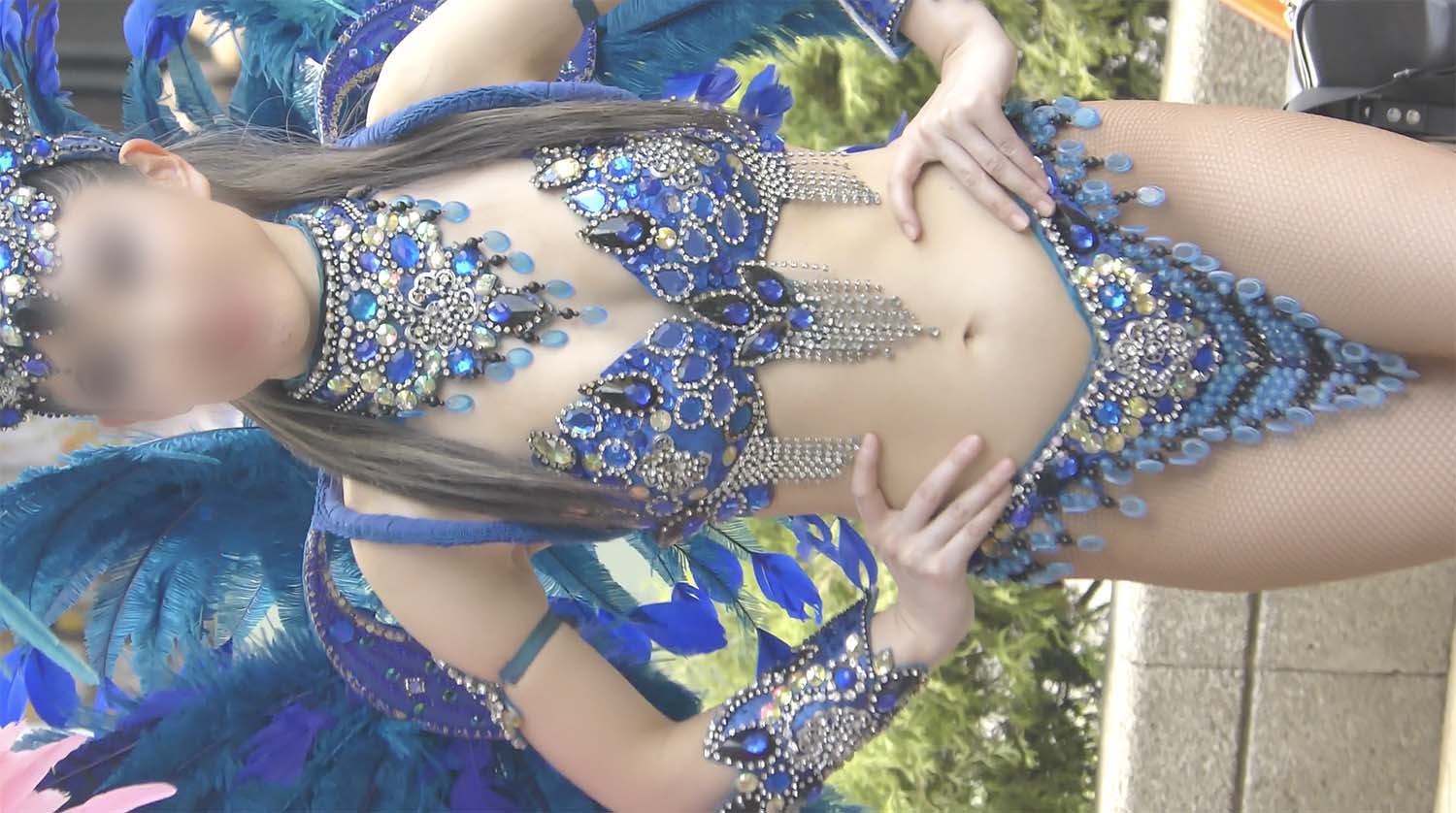 【フェチ動画真】超至近距離接写美尻も!ラグジュアリーに煌めく太もも&美ヒップ最高のコバルトブルーの美女ダンサー
