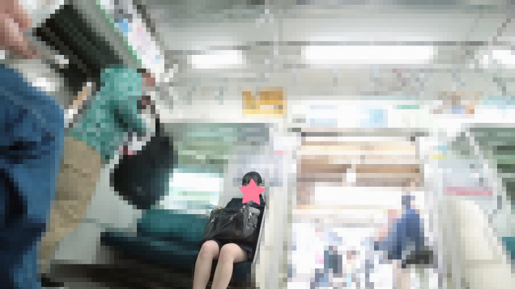 【制服JK】さかさんぽ No.030 激ヤバ神アングル!3度の大開脚鞄漁りを真下から…【顔出し】