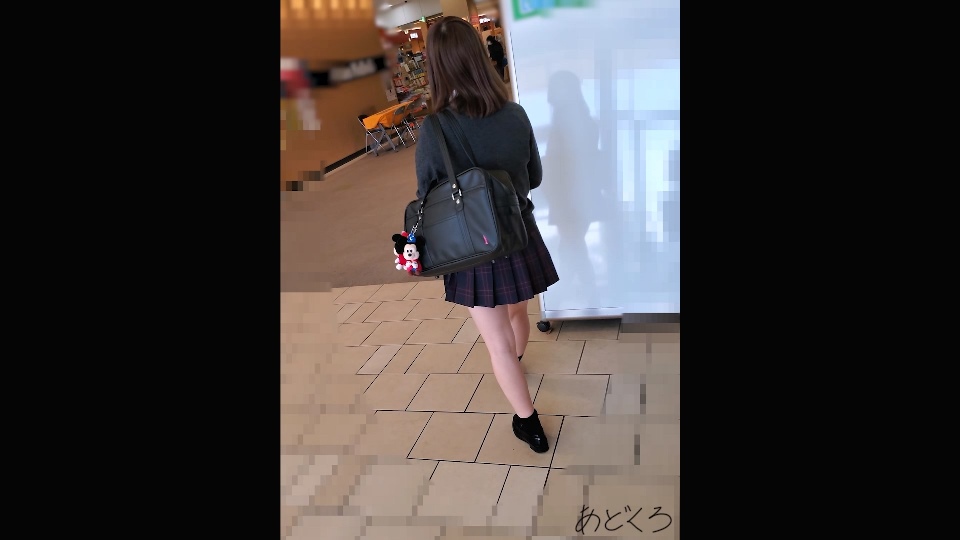 【制服JK】さかさんぽ No.049 クリクリお目目のJK。屋内では前屈みに、屋外で二度のもも上げ過激パンチラ【顔出し】