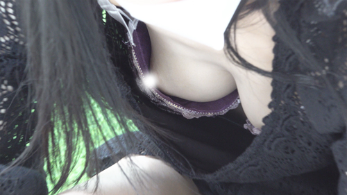 パンチラ29 イチャイチャしてて無防備!?パンチラだけじゃない、彼女のまん丸オッパイも見えた!日射しに感謝