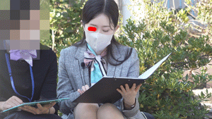 公園パンチラ２５　広場で打ち合わせしてる後輩スタッフに声掛けて近付いて見ました