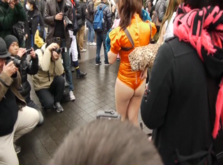オレンジチャイナ服レイヤーのお尻は生で丸出し!!