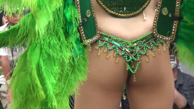 おしゃれな街のサンバの美魔女ダンサー パンストがめちゃ薄い