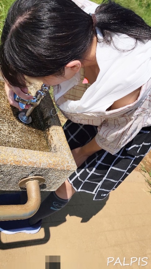 （乳首見え）夏休み中にお父さんとバドミントンをして疲れて水飲み場に一人で行ったときに覗かれた女子の胸とパンツ（胸チラパンチラ）