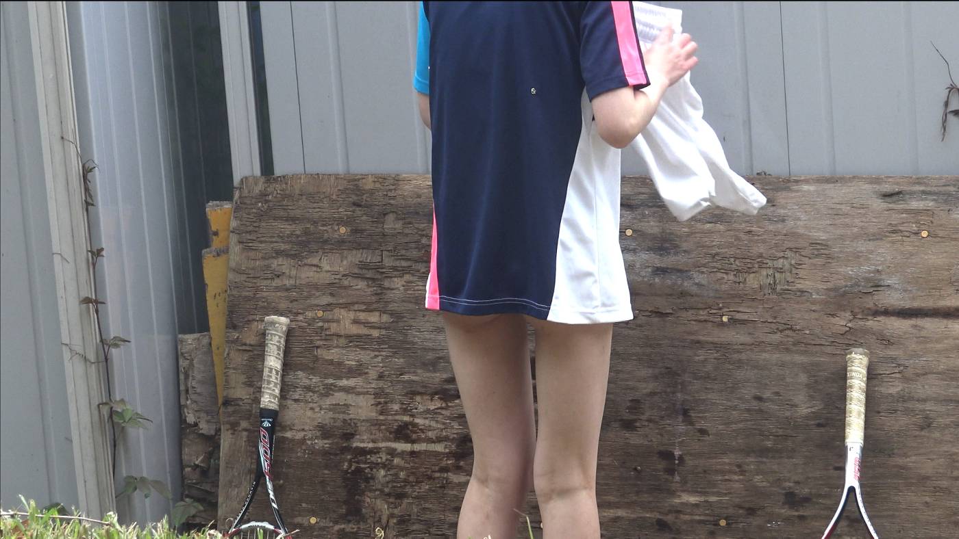 テニス少女がお股拡げながら太ももふくらはぎのストレッチ、そして不運に遭遇 gallery photo 4