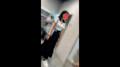 【5日間連続で逆さ撮り】2回目の撮影。意外にも巨乳の持ち主だったお姉さんのスカートの中
