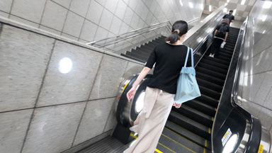 【5日間連続で逆さ撮り】2回目の撮影。意外にも巨乳の持ち主だったお姉さんのスカートの中