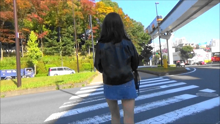デニムミニスカート&パンツ見せつけお散歩(1)
