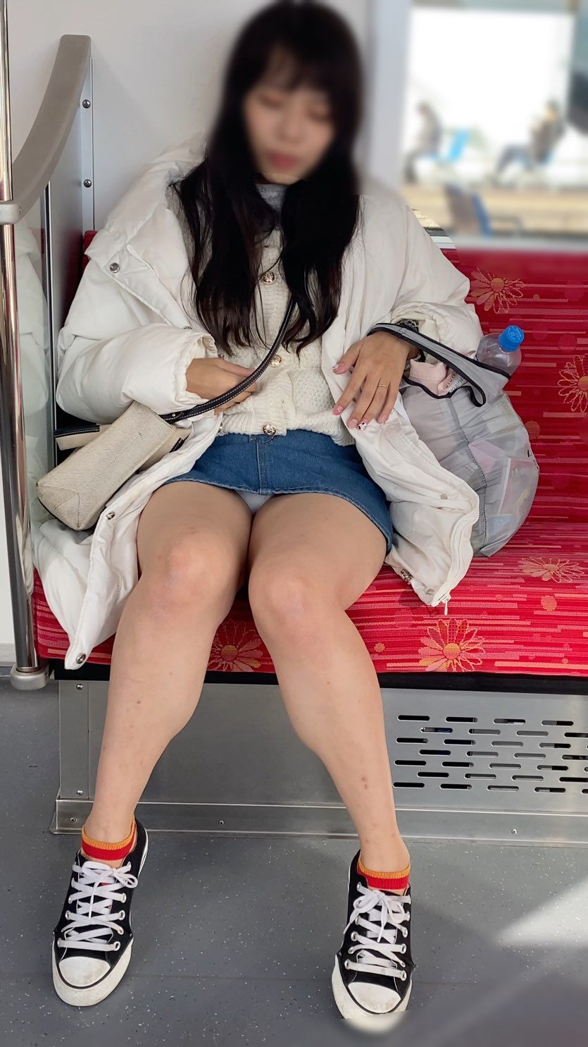 （電車対面）【ヨシノリvol7】わざとスカートの中をみせているのか？乗車中ずっと白のパンツが見えていました！