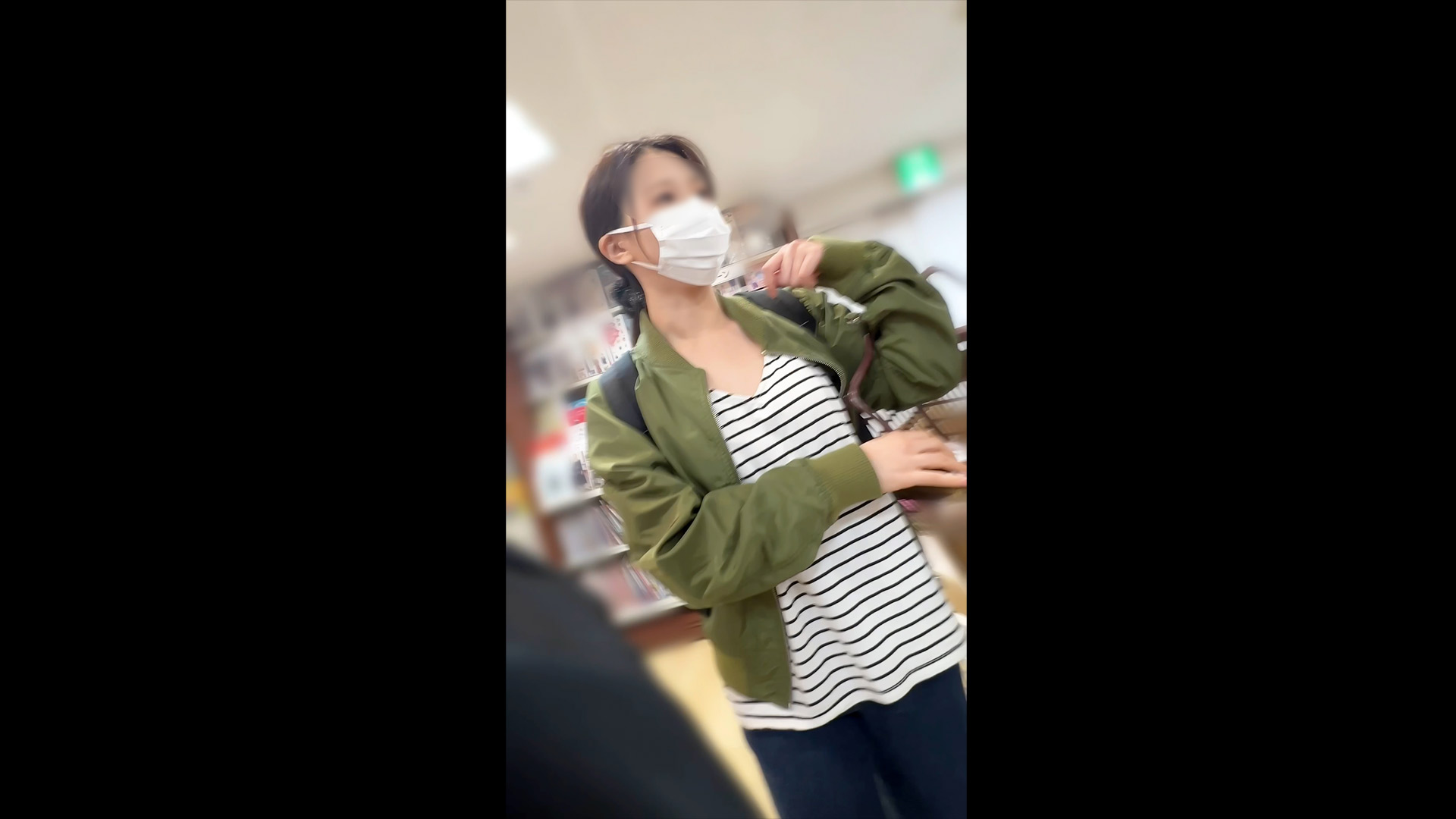 胸チラ動画08 雑貨屋/若ママさん遭遇!窃視に気づかずぷっくり乳首まで激写!