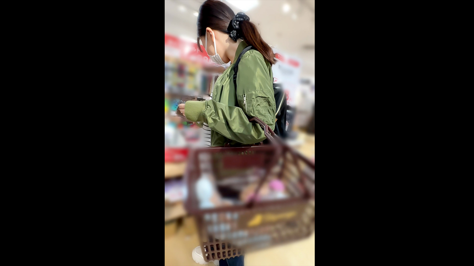 胸チラ動画08 雑貨屋/若ママさん遭遇!窃視に気づかずぷっくり乳首まで激写!