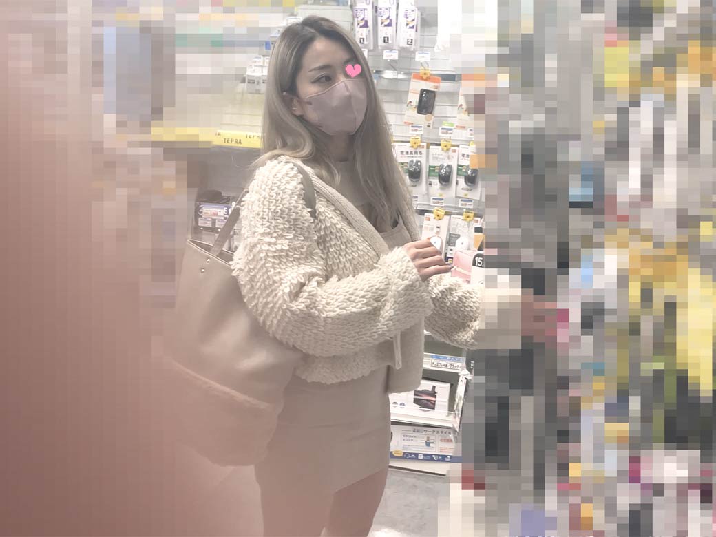 エスカレータで見つかり追われる同業者 vs ナイスバディなギャル(ミニスカ)【禁断の逆さ撮り】Vol.58