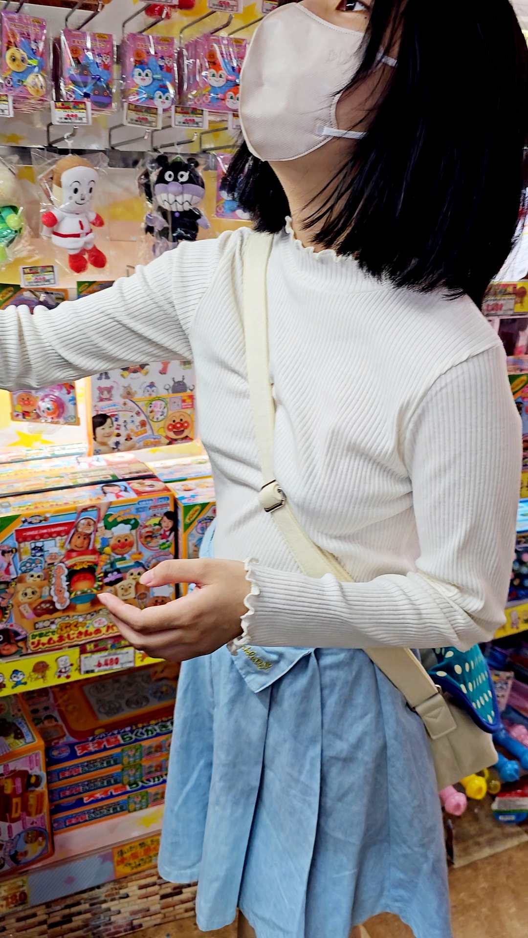 お母さんと一緒にお買い物に来ていた乳首ツンツンだった女の子