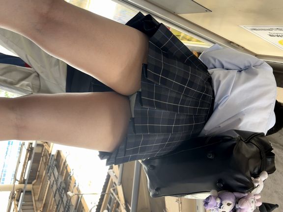 ムチムチミニスカJKのケツに張り付くドスケベパンティ逆さ撮り