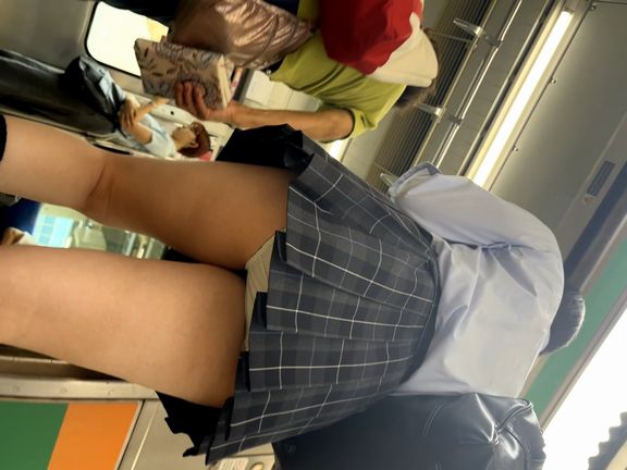 ムチムチミニスカJKのケツに張り付くドスケベパンティ逆さ撮り