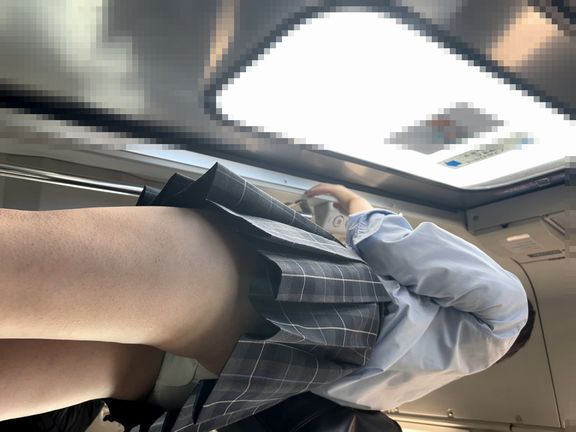 ムチムチミニスカJKのケツに張り付くドスケベパンティ逆さ撮り