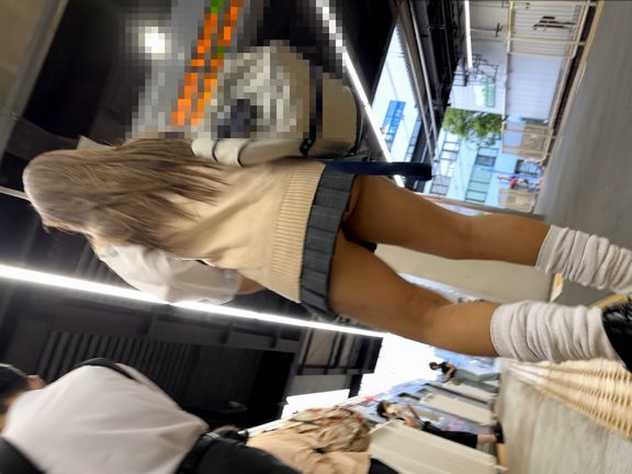 エロすぎるギャルJKローアングル定点観測